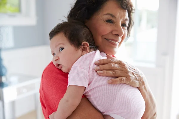 Nonna in possesso di nipote bambino — Foto Stock