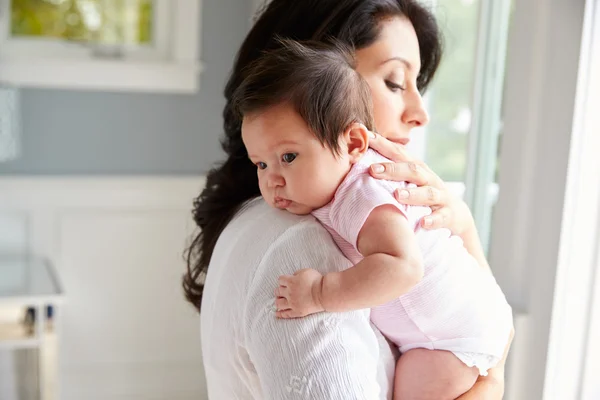 Anne bebek kızı holding — Stok fotoğraf