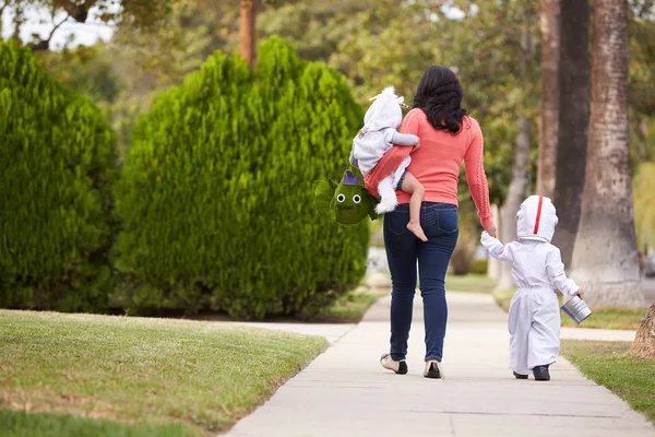 Genitore che prende bambini che trattano ad Halloween — Foto Stock