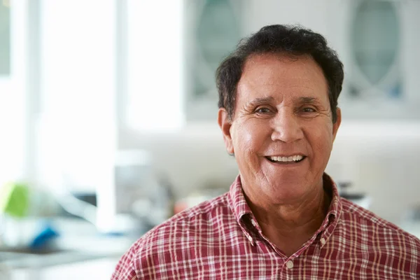 Hombre hispano mayor en casa —  Fotos de Stock