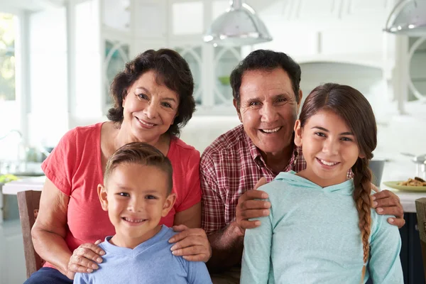 Grands-parents avec petits-enfants à la maison — Photo