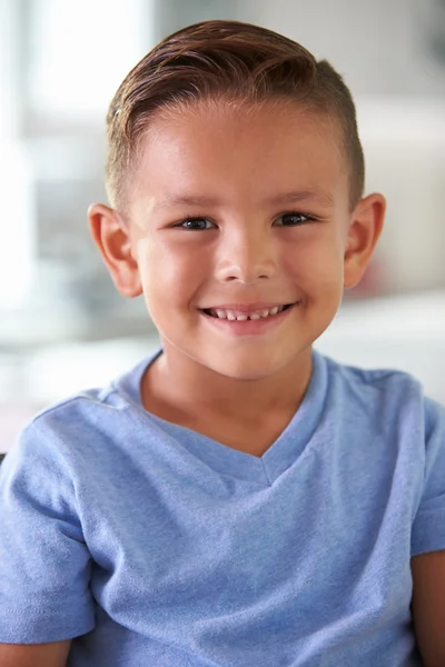 S úsměvem hispánské chlapce doma — Stock fotografie