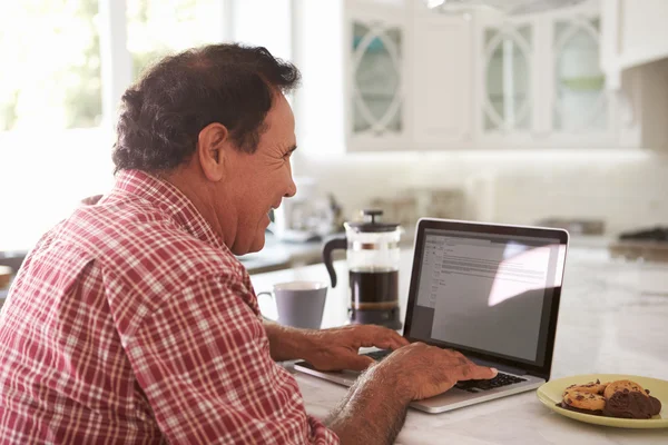 Senior benutzte Laptop — Stockfoto