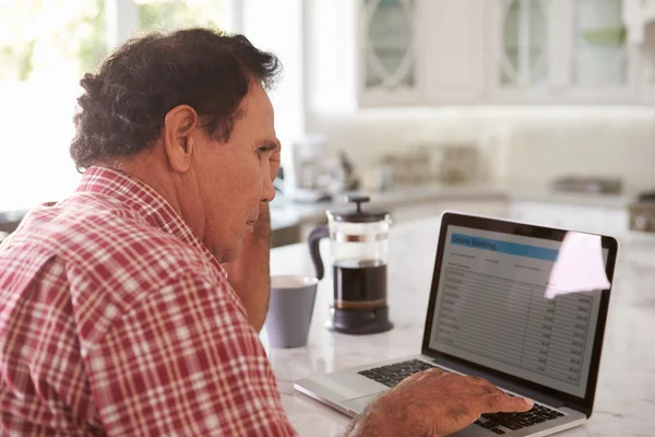 Senior man met laptop — Stockfoto