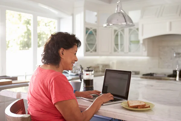 Seniorin benutzt Laptop — Stockfoto