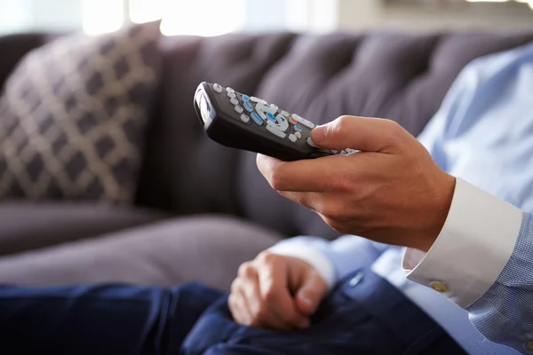 Homem segurando tv remoto — Fotografia de Stock