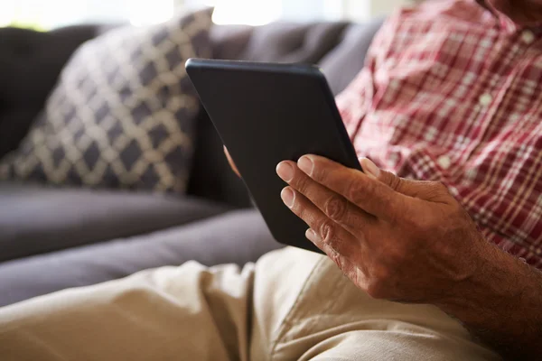 Homme âgé utilisant une tablette numérique — Photo