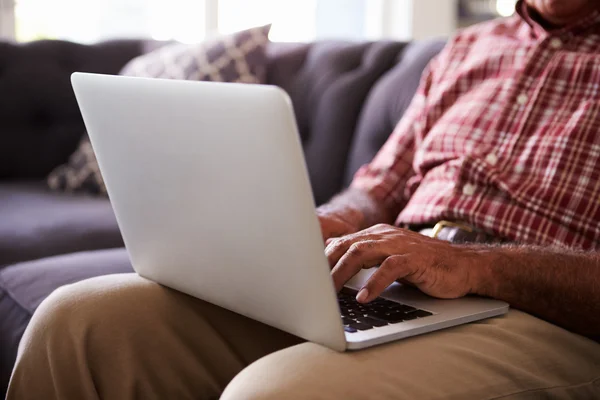 Senior man met laptop — Stockfoto