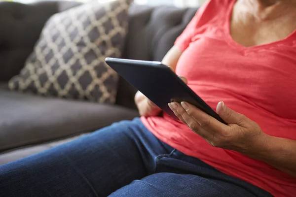 Senior kvinna som använder digitala tabletter — Stockfoto