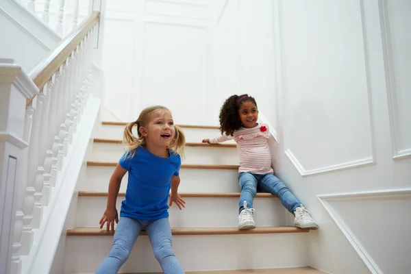 Filles jouer jeu sur escalier — Photo