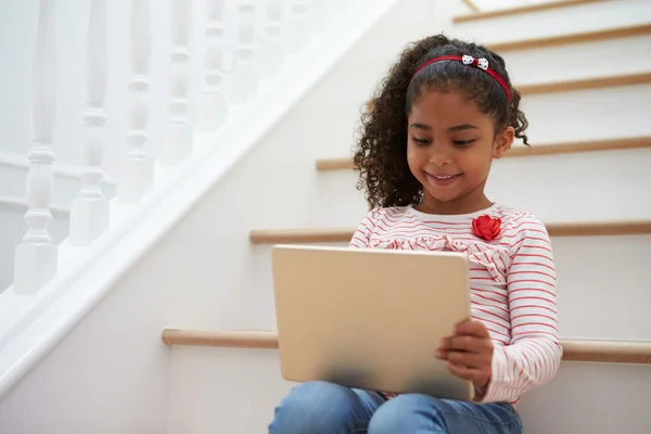 Fille en utilisant une tablette numérique — Photo