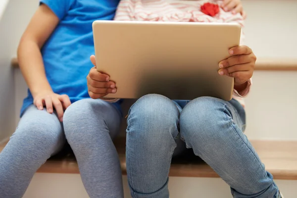 Meninas usando tablet digital — Fotografia de Stock