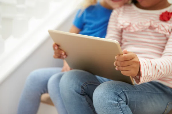 Mädchen nutzen digitales Tablet — Stockfoto