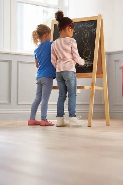 Mädchen zeichnen Bild auf Tafel — Stockfoto