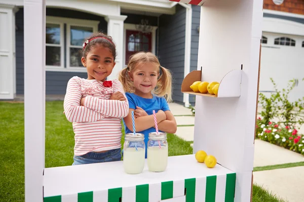 Chicas corriendo casera limonada Stand — Foto de Stock