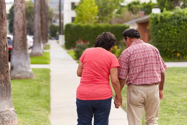 Seniorenpaar läuft Gehweg entlang — Stockfoto