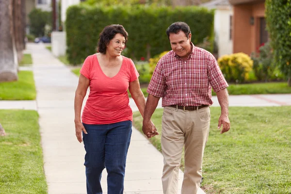 Pareja mayor caminando por la acera — Foto de Stock