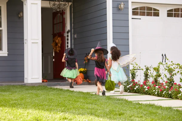 Niños en disfraces de Halloween — Foto de Stock