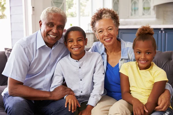 Grand-parents et leurs petits-enfants à la maison — Photo