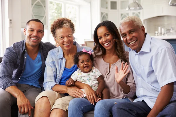 Far-och morföräldrar och föräldrar med en flicka — Stockfoto