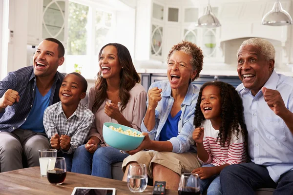Regarder le sport en famille à la télévision — Photo