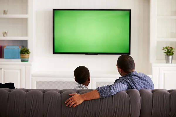 Vater und Sohn vor dem Fernseher — Stockfoto