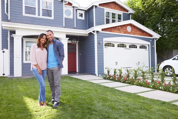 Happy couple standing outside their house — Stock Photo, Image