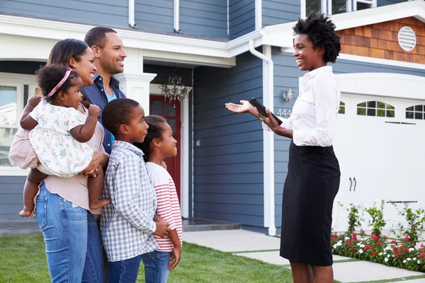 Agente immobiliare che mostra una casa — Foto Stock