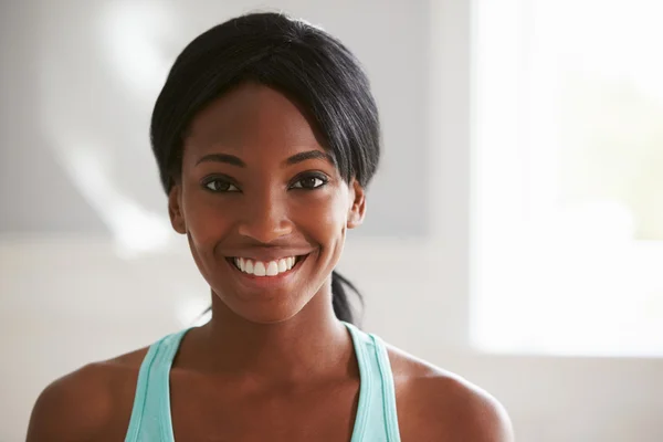 Gülümseyen genç siyah kadın — Stok fotoğraf