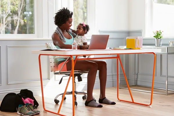 Mulher usando computador em casa — Fotografia de Stock