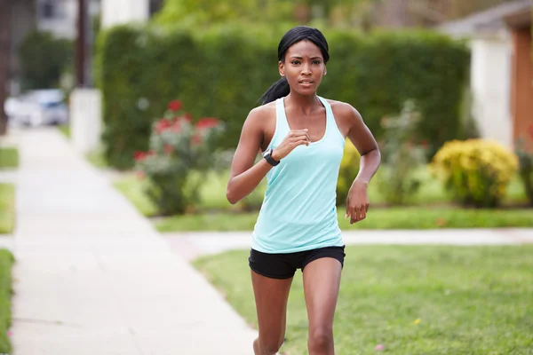 Giovane donna che corre per strada — Foto Stock