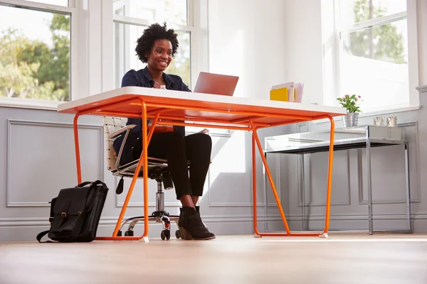 Mujer joven usando un ordenador portátil — Foto de Stock