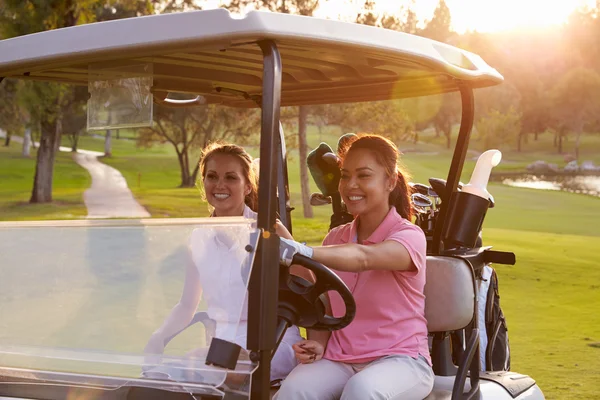 Golfiści jazdy Buggy wzdłuż toru wodnego — Zdjęcie stockowe