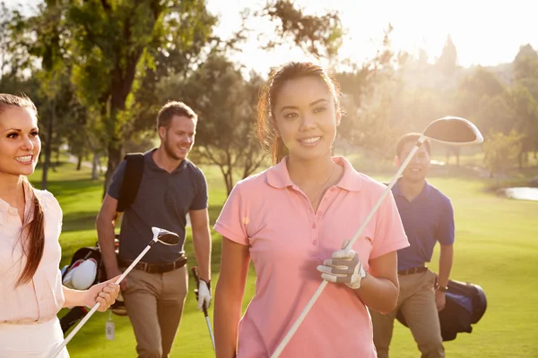 Groep Golfers uitvoering golftassen — Stockfoto