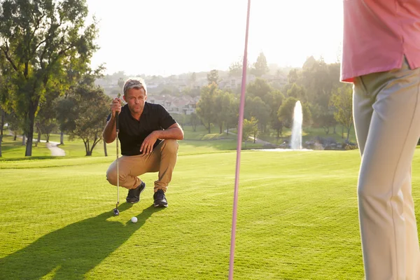 Golfista alinhando-se colocar em verde — Fotografia de Stock