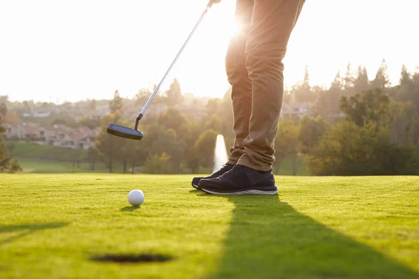 Manliga golfspelare att sätta på grön — Stockfoto