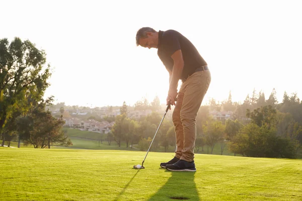 Golfista alinhando-se colocar em verde — Fotografia de Stock