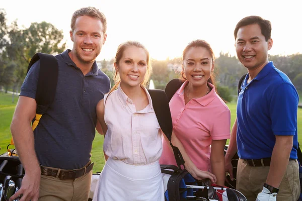 Golfistas llevando bolsas de golf —  Fotos de Stock