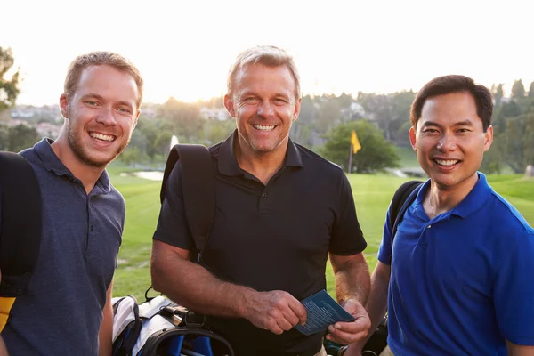 Golfistas marcando cuadro de mando al final de la ronda —  Fotos de Stock