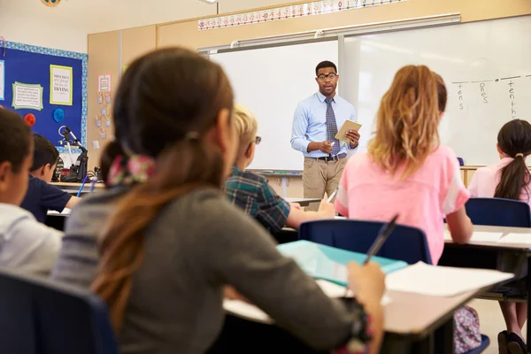 Les enfants écoutent le professeur pendant la leçon — Photo