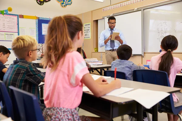 Leraar in een klas van de basisschool — Stockfoto