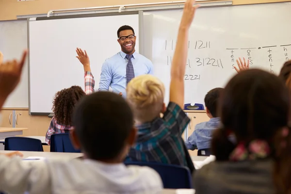 Kinder heben die Hände, um im Unterricht zu antworten — Stockfoto