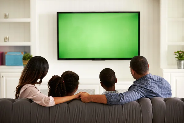Rodzice i ich dzieci, oglądanie telewizji — Zdjęcie stockowe