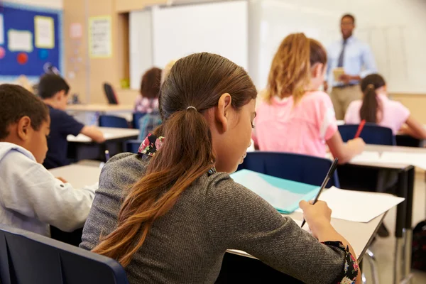 Les enfants prennent des notes en leçon — Photo