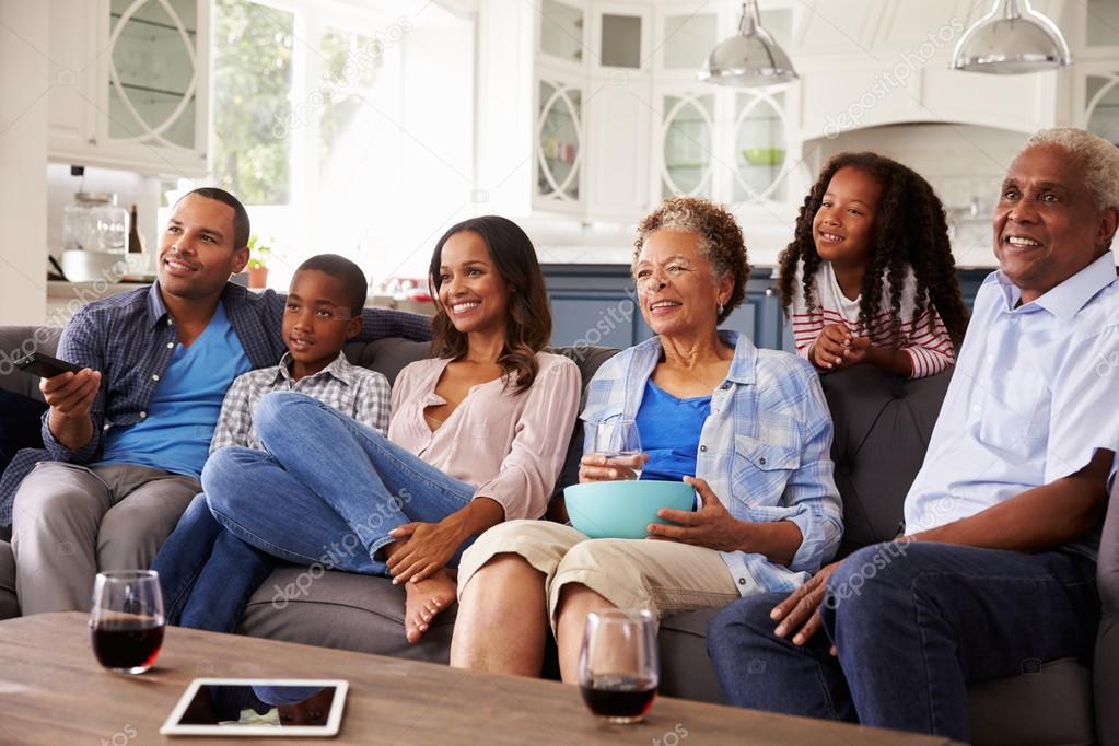  Famille  regarder un film  la t l vision ensemble image  