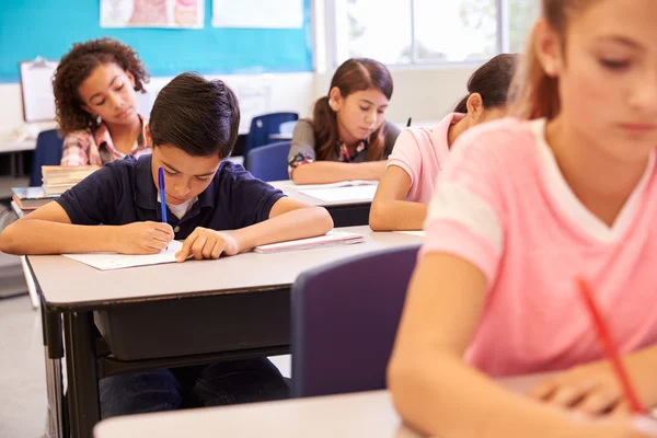 Basisschool kinderen werken in een klaslokaal — Stockfoto