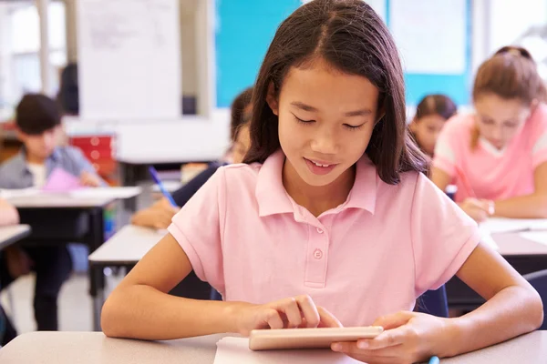 Schoolmeisje met behulp van tablet pc — Stockfoto