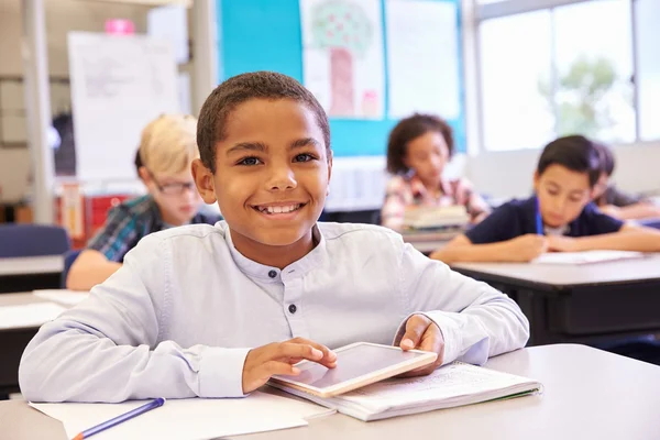 Αγόρι με tablet στην τάξη δημοτικού σχολείου — Φωτογραφία Αρχείου