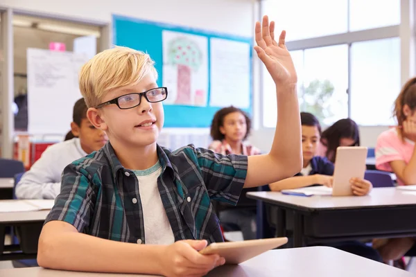 Ragazzo in classe scuola elementare — Foto Stock