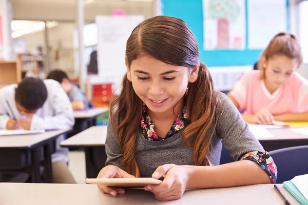 School meisje met behulp van tablet pc — Stockfoto